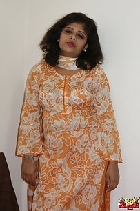 Rupali ek hindustani kuri in traditional indian outfits