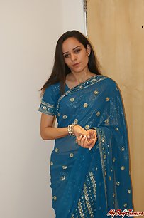 Jndian babe jasmine in traditional saree showing off