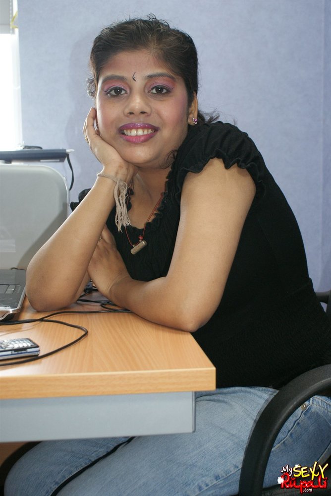668px x 1000px - Rupal chatting in her boyfriend office cabin exposing ...