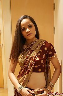 Gorgeous Indian babe Jasmine Mathur in sexy indian saree stripping