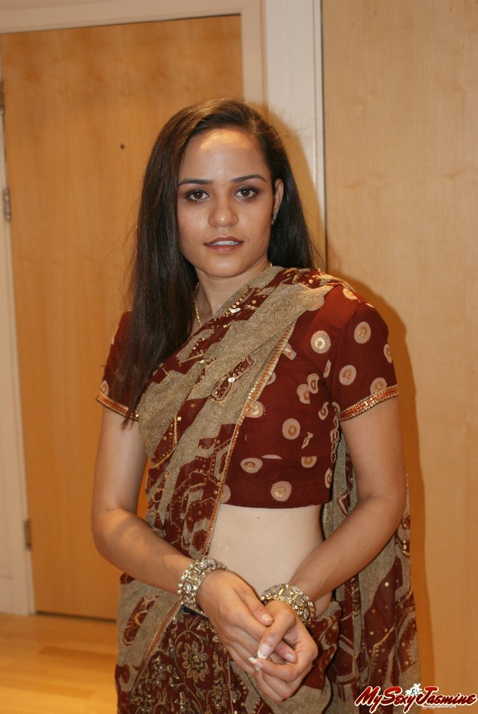 Gorgeous Indian babe Jasmine Mathur in sexy indian saree ...