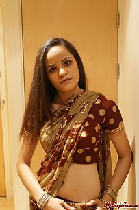 Gorgeous Indian babe Jasmine Mathur in sexy indian saree stripping