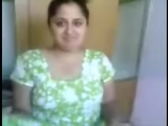 Desi Mature Bhabhi’S Hot Blowjob Session